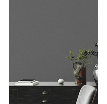 Detailansicht eines Wohnraums mit einer grauen Strukturtapete an der Wand, die eine elegante und moderne Atmosphäre schafft.
