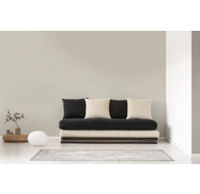 Helles Zimmer mit Futonbett, Kissen und Dekoration
