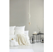 Schlafzimmer mit Bett, Beistelltischen und Dekorationen für ein helles und organisiertes Ambiente.