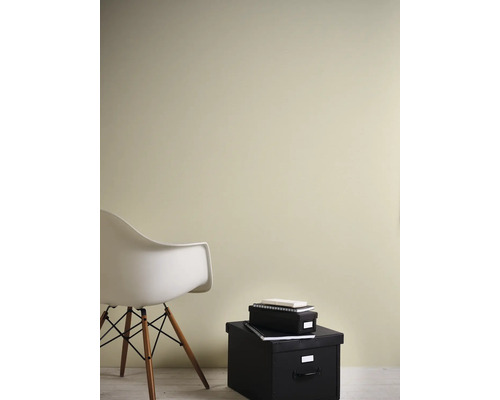 Wohnraumszene mit Stuhl, Aufbewahrungsboxen und hell gestrichener Wand