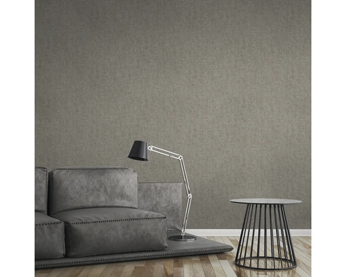 Wohnzimmer mit Sofa, Stehlampe, Beistelltisch und brauner Textiltapete