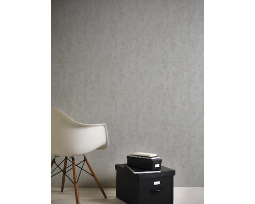 Graue Betonoptik Tapete im Raum mit Sitzgelegenheit und Aufbewahrungsboxen