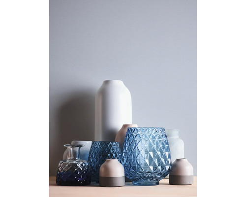 Anordnung verschiedener Vasen in unterschiedlichen Formen und Materialien