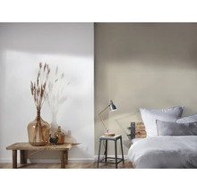 Gemütliches Schlafzimmer mit Dekorationen, Lampe und Bett