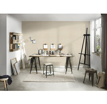 Atelier mit Staffelei, Tisch und Stühlen