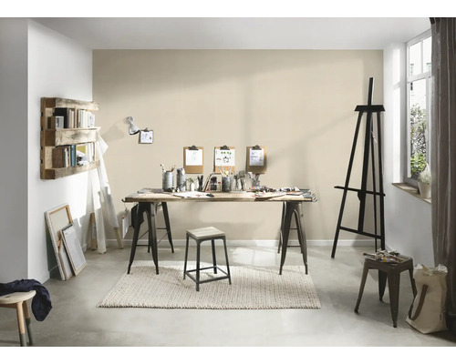 Atelier mit Staffelei, Tisch und Stühlen