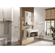 Helles Badezimmer mit Dusche, Waschbecken, Spiegel und Holzjalousien