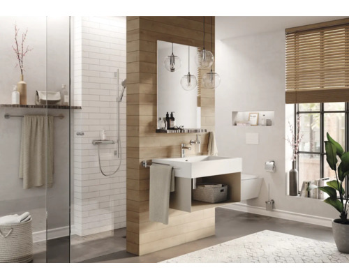 Helles Badezimmer mit Dusche, Waschtisch, Spiegel und Holzdetails für ein modernes Ambiente.