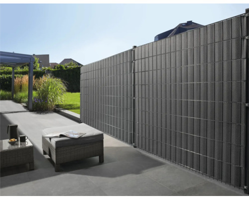 Sichtschutzzaun aus Kunststoff im Garten