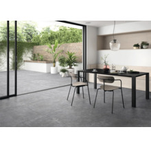 Moderner Essbereich mit Gartenzugang und grauen Bodenfliesen