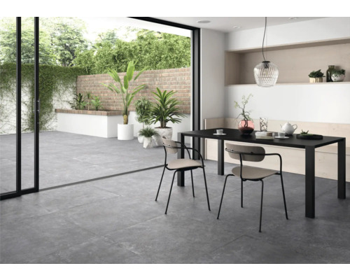Moderner Essbereich mit Gartenzugang und grauen Bodenfliesen