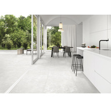 Heller, geräumiger Raum mit Fliesenboden, Essbereich und Küchenzeile