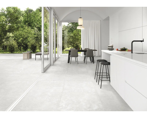 Heller, geräumiger Raum mit Fliesenboden, Essbereich und Küchenzeile