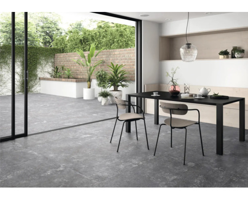 Modernes Esszimmer mit Terrassenzugang, grauen Bodenfliesen und schwarzem Esstisch mit Stühlen