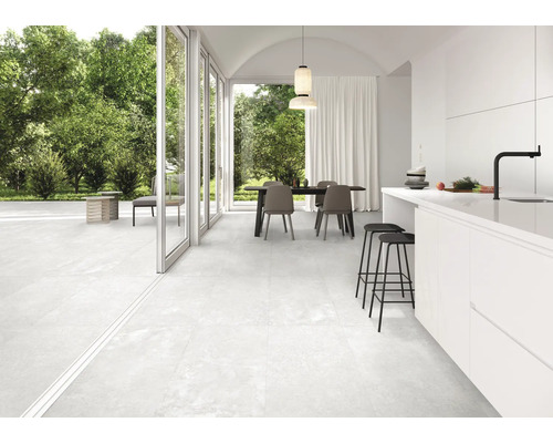 Heller, gefliester Wohnraum mit Essbereich und Terrassenzugang.