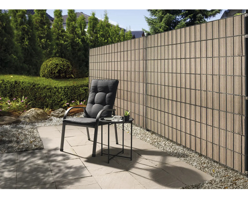 Sichtschutzzaun aus Kunststoff mit Sitzgruppe im Garten