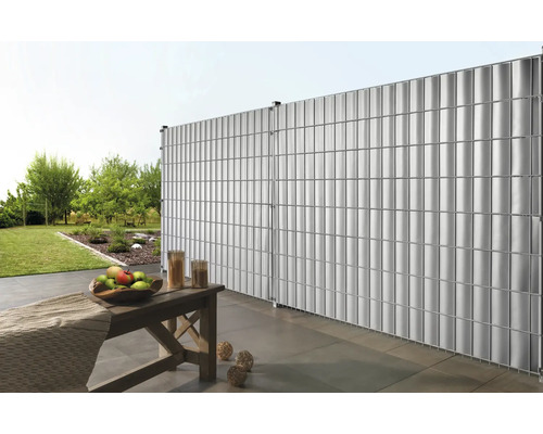 Gartenszene mit Sichtschutzzaun und Sitzbank