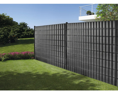 Sichtschutzzaun aus Kunststoff im Garten