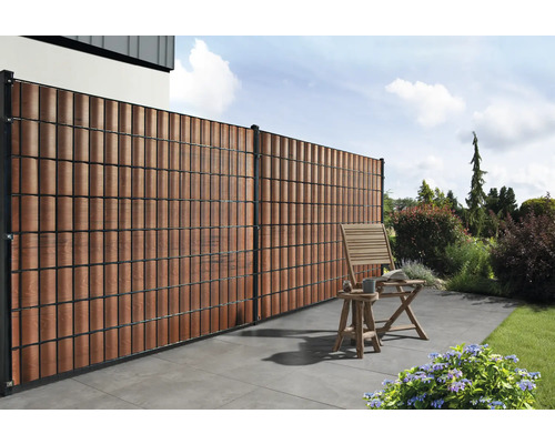 Gartenszene mit Sichtschutzzaun, Stuhl und Beistelltisch
