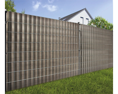Doppelstabmattenzaun mit Sichtschutzstreifen im Garten