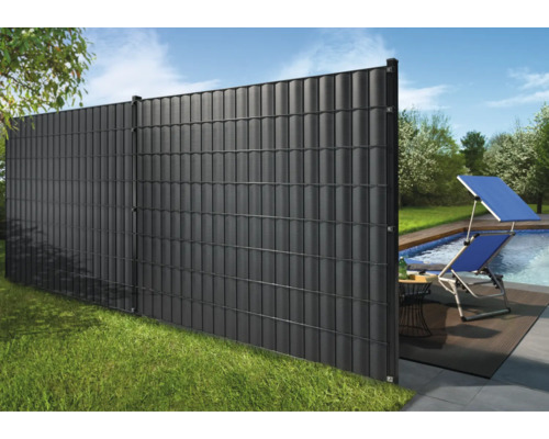 Garten mit Sichtschutzzaun und Poolbereich mit Liegestuhl