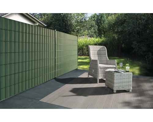 Garten mit Sichtschutzzaun und Sitzgruppe auf Terrasse