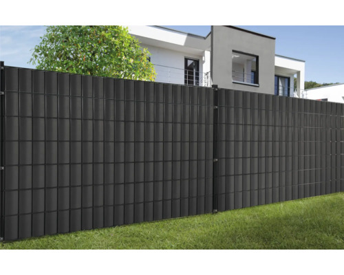 Sichtschutzzaun aus Kunststoff im Garten