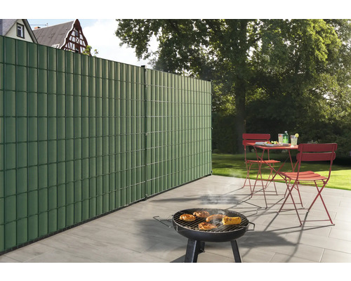 Garten mit Grillplatz, Sichtschutzzaun und Sitzgruppe