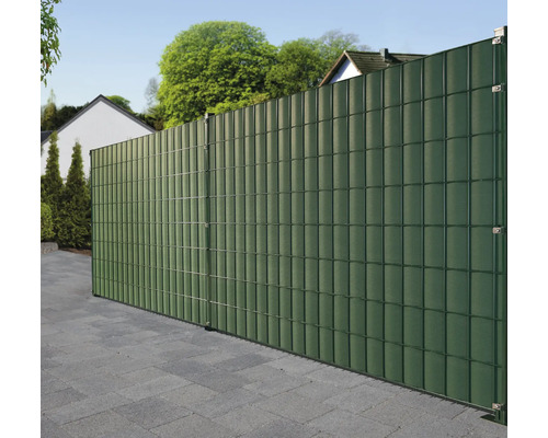 Sichtschutzzaun aus Kunststoffelementen mit Metallrahmen