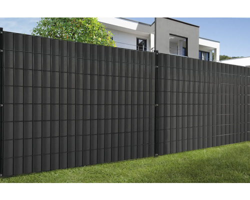 Sichtschutzzaun mit Metallrahmen im Garten