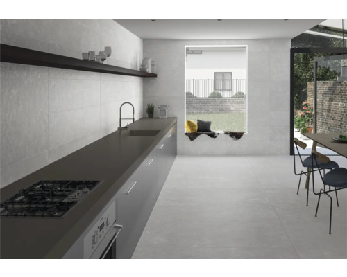 Helle Küche mit Bodenfliesen und Küchenzeile