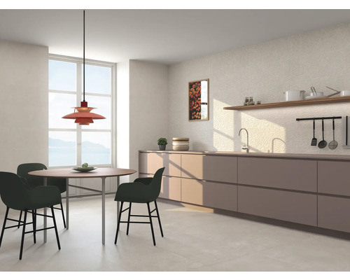 Heller Essbereich mit Esstisch, Stühlen, Hängeleuchte und Küchenzeile