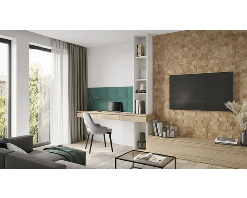 Wohnzimmer mit Schreibtisch, Stuhl, Regal und Fernseher an der Wand mit Holzverkleidung.
