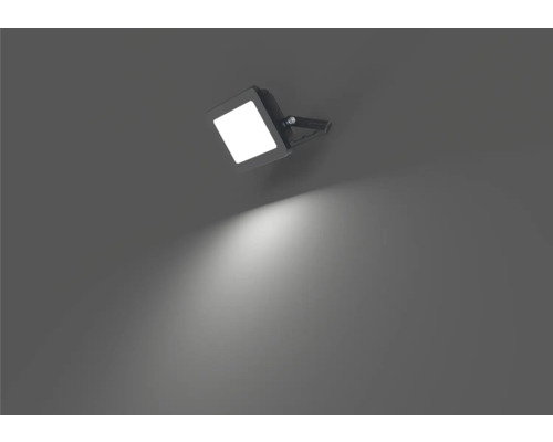 Quadratischer LED-Strahler an der Wand
