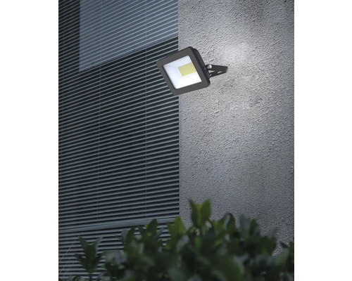 Quadratischer LED Außenstrahler an einer Hauswand montiert.