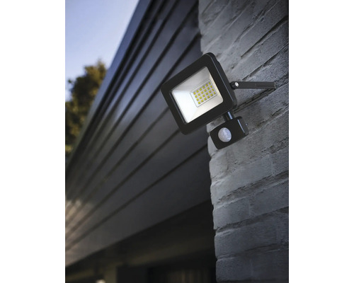 LED-Außenstrahler mit Bewegungsmelder an einer Wand