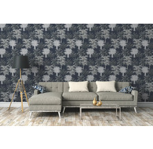 Wohnzimmer mit Sofa, Stehlampe und gemusterter Tapete mit Palmenmotiv