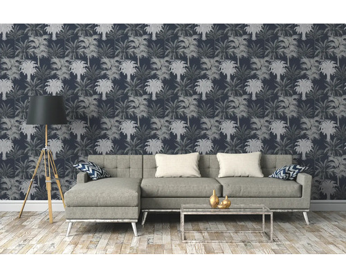 Wohnzimmer mit Sofa, Stehlampe und gemusterter Tapete mit Palmenmotiv