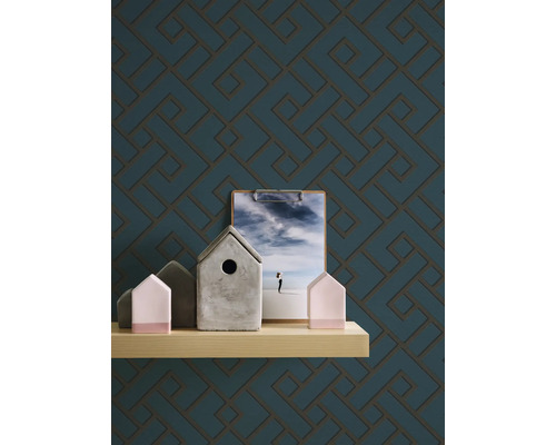 Dekoratives Wanddesign mit geometrischem Muster auf Tapete, ergänzt durch eine schmale Ablage mit Deko-Objekten.