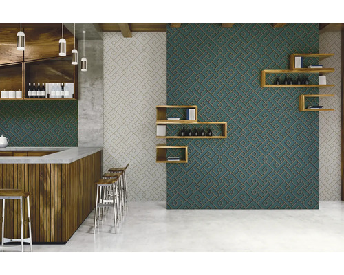 Bar mit geometrischen Wandfliesen und Holzregalen