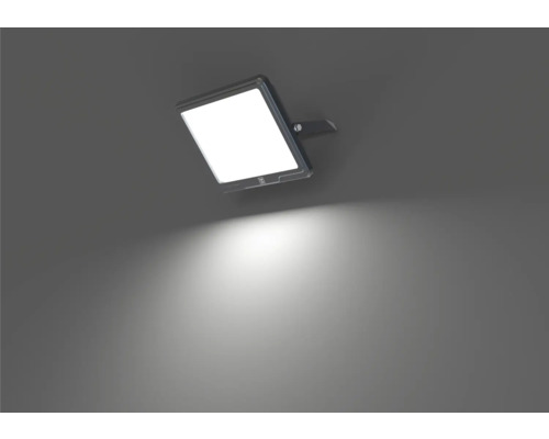 Quadratischer LED-Fluter an einer Wand.
