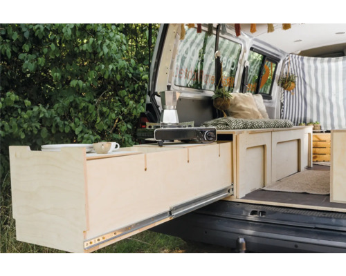 Innenausbau eines Transporters mit Holzschubladen und Küchenutensilien