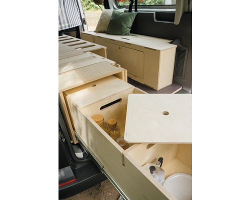 Innenausbau eines Lieferwagens mit Holzschränken und Schubladen für Campingausrüstung