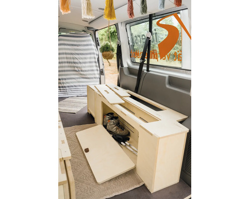Innenausbau eines Lieferwagens mit Möbeln aus Holz.