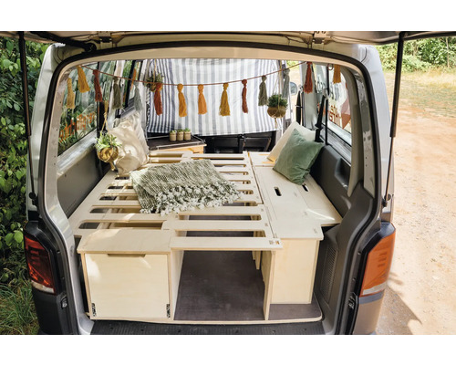 Ausgebauter Van mit Bett, Schubladen, Kissen und dekorativen Elementen