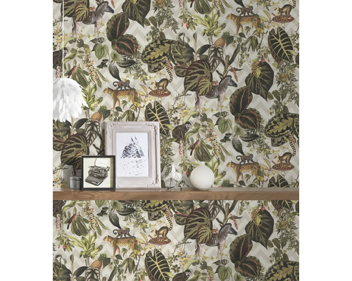 Tapete mit Dschungelmotiven und Tiermuster auf einer Wand