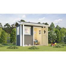Kinder Gartenhaus mit geöffneter Tür, Fenstern und Spielzeug im Garten