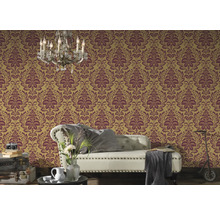 Einrichtungsbeispiel mit gemusterter Tapete, Sofa und Kronleuchter für eine elegante Raumgestaltung.