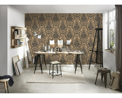 Künstleratelier mit gemusterter Tapete, Staffelei und Holztisch