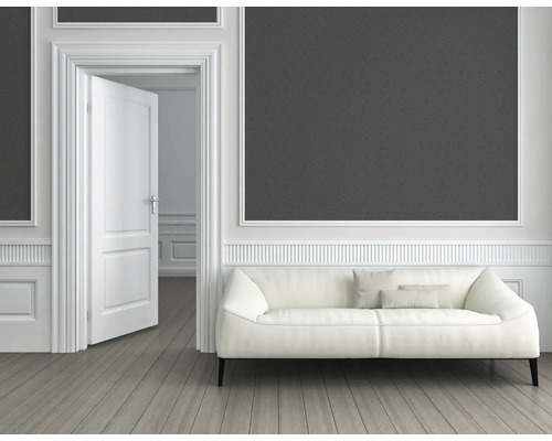 Wohnzimmer mit grauer gemusterter Tapete, weißer Tür und Couch